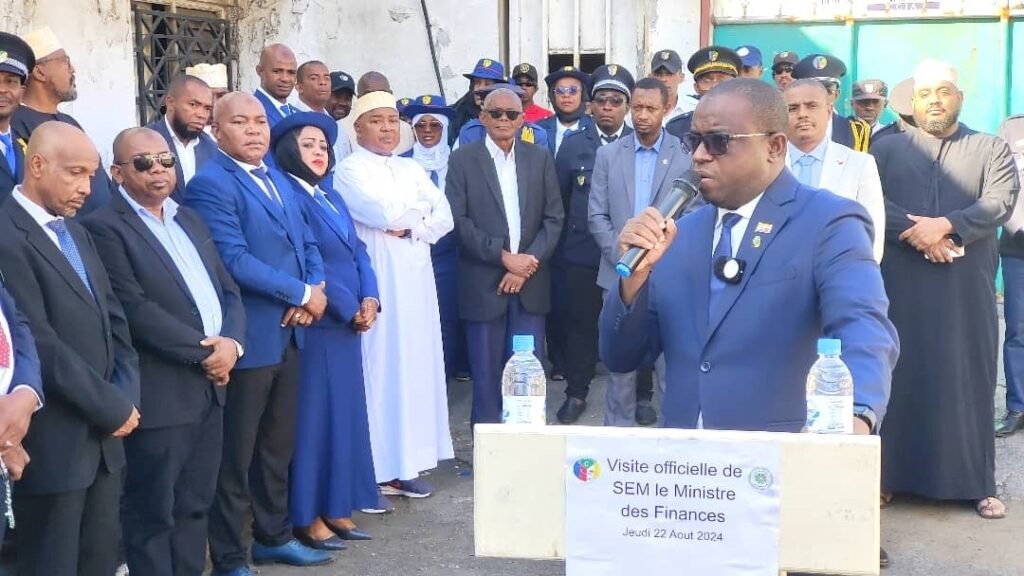 Visite du ministre des finances à la douane de Moroni : Abdourazak salue l’engagement des agents de l’administration douanière